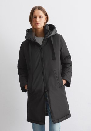 Parka noire rembourrée avec capuche, dotée d'une fermeture éclair avant, de deux poches et de cordons de serrage réglables. Texture lisse avec une coupe de longueur moyenne.