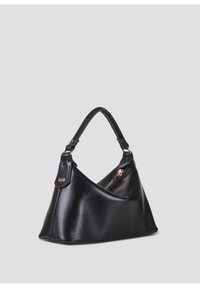 Zwarte leren handtas met een unieke driehoekige vorm, voorzien van een gebogen handvat en een ritsvak. Gladde textuur en gouden hardware accenten.