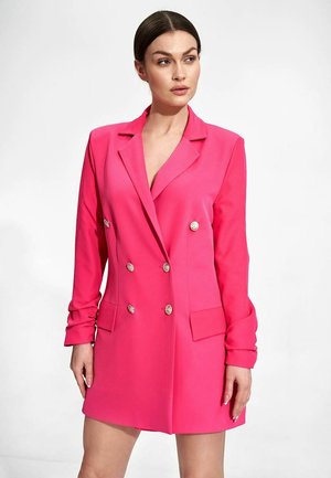 Fuksjowy, oversize blazer z podwójnymi srebrnymi guzikami, klapami i dwoma przednimi kieszeniami; gładka tkanina i dopasowany krój.