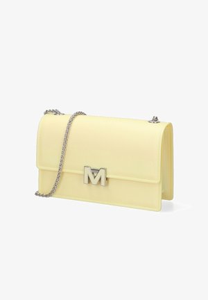 Sac bandoulière rectangulaire jaune pâle avec bandoulière chaîne argentée et fermeture à boucle "M" argentée sur fond blanc.