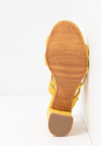 Marco Tozzi Sandales - yellow