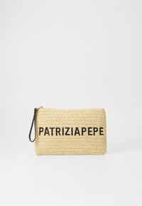 Vävd halmklutch i beige med svart logotryck. Har en dragkedjestängning och ett handtag av läder. Rektangulär form, strukturerad yta.
