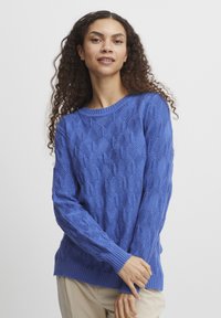 Maglione blu lavorato a maglia con un motivo a diamante testurizzato, polsini e orlo a costine, dotato di maniche lunghe e scollatura a girocollo.