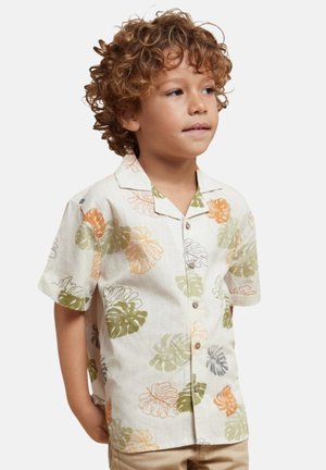 Camisetta a maniche corte con bottoni in tessuto beige chiaro, caratterizzata da motivi di foglie multicolor in verde, arancione e grigio. Design casual, vestibilità rilassata.
