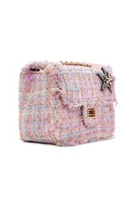 Bolso de mano en tonos pastel de rosa y lavanda, con un cierre metálico y un acento de estrella con joyas. Diseño compacto y texturizado.