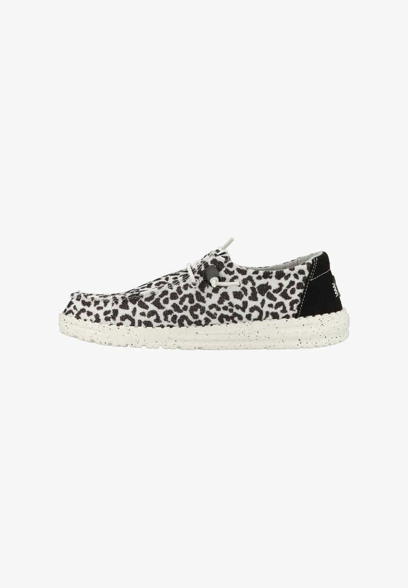 Scarpa slip-on con stampa leopardata in bianco e nero, dotata di una tomaia in tessuto testurizzato, lacci elastici e una suola bianca maculata.