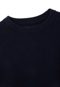 Marineblaues Strickpullover mit Rundhalsausschnitt und geripptem Saum. Weiche Textur, gleichmäßige Oberfläche und keine sichtbaren Muster oder Verzierungen.