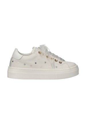 Witte lage sneaker met doorschijnende lintveters, gouden oogjes, gestructureerde zool en kleine metalen en polkadotversieringen op de stoffen bovenkant.