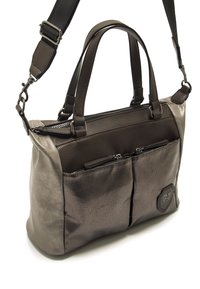 Bolso en gris metálico con asas dobles, correa ajustable, cuerpo texturizado, dos bolsillos frontales con cremallera y un detalle de logo.