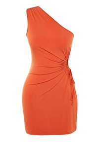 Robe orange sans manches avec une bretelle, un détail froncé sur le côté et un petit nœud sur le côté, ajustée et au-dessus du genou.