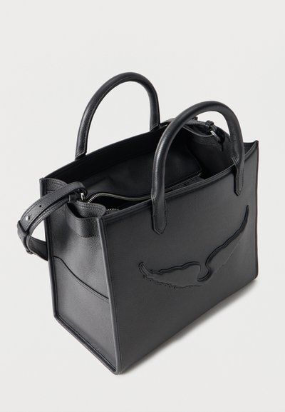 Μαύρη δερμάτινη τσάντα tote με διπλές λαβές, ρυθμιζόμενο λουρί ώμου και ανάγλυφο σχέδιο φτερού στο μπροστινό πάνελ, ανοιχτό πάνω μέρος που δείχνει το εσωτερικό.