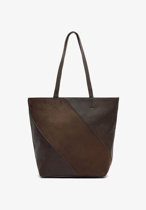 Bruine leren totebag met een diagonaal ontwerp in contrasterende tinten. Glad textuur, brede banden en een ruime binnenkant.