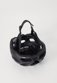 Casque de vélo noir avec un design ouvert, des sangles ajustables et un rembourrage intérieur. Dispose de trous de ventilation pour l'aération et le confort.