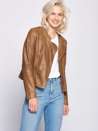 Brun lædermotorcykeljakke med asymmetrisk lynlås, ribbet skulderdetalje og tætsiddende silhuet, parret med en hvid t-shirt og blå jeans.