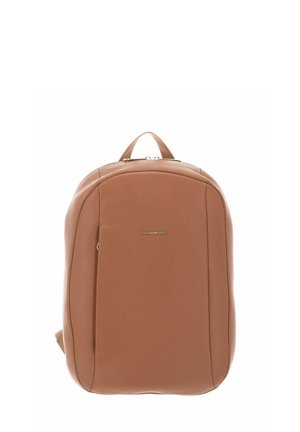 Sac à dos en cuir marron à texture lisse, forme arrondie, fermeture éclair, poignée supérieure et branding discret à l'avant.