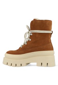 Bruine suede veterschoenen met een crèmekleurige plateauzool. Voorzien van zilveren hardware, gestructureerde veters en een hoge snit met een zachte voering.