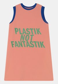 Vestido sem mangas em coral com um decote canelado azul. Apresenta um texto ousado em verde que diz "PLASTIK NOT FANTASTIK." Textura de tecido suave.