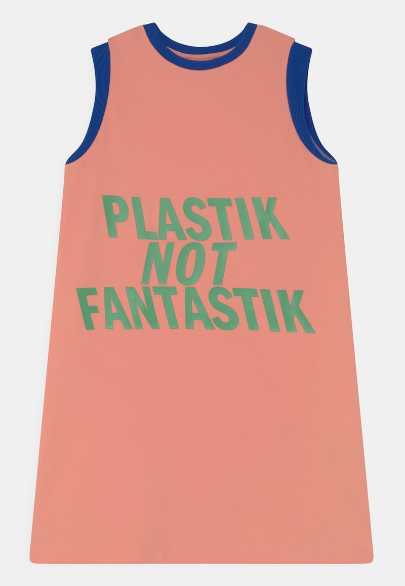 Vestido sem mangas em coral com um decote canelado azul. Apresenta um texto ousado em verde que diz "PLASTIK NOT FANTASTIK." Textura de tecido suave.