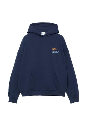 Granatowa bluza z kapturem z przednią kieszenią, kapturem oraz małym pomarańczowo-białym napisem „no time for excuses” na lewej piersi.