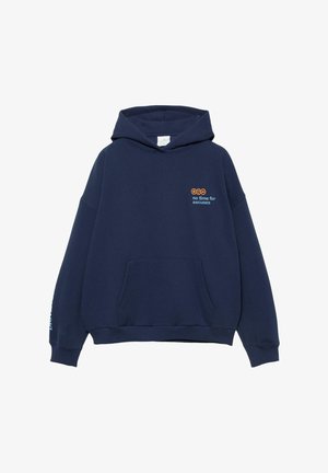 Tengerészkék kapucnis pulóver elején zsebbel, kapucnival, bal oldalon a mellrészen kis narancs-fehér felirattal: "no time for excuses" (nincs idő kifogásokra).