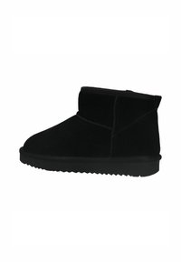 Zwarte suède enkelboots met een ronde neus, een gestructureerde bovenkant en een rubberen zool met een zigzagpatroon. Geen zichtbare bevestigingen.