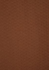Tissu brun texturé avec un motif répétitif de petites formes en relief. Fini doux, couleur uniforme, idéal pour l'ameublement ou la mode.