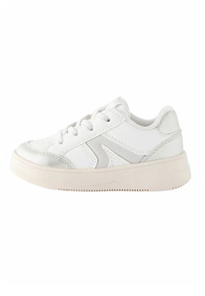 Biały niski sneaker z beżową podeszwą, białymi sznurowadłami i srebrnymi akcentami na bokach i pięcie, pokazany z prawego profilu.