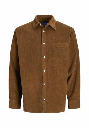 Cămașă din catifea maro cu guler butonat, nasturi albi și un buzunar pe piept. Are o textură cu falsă fâscie verticală și mâneci lungi.