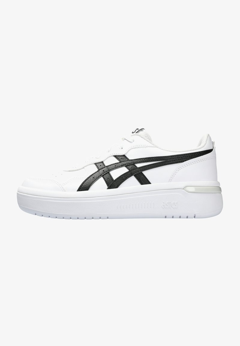 Zapatilla deportiva blanca con superposiciones sintéticas negras, puntera redonda, suela gruesa blanca y cierre con cordones. Diseño minimalista con acentos texturizados.