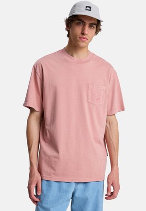 Jasnoróżowy bawełniany t-shirt z okrągłym dekoltem i krótkimi rękawami, z kieszenią na piersi z wytłoczonym wzorem oraz luźnym krojem.