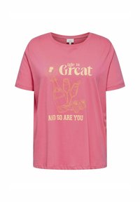 Różowa bawełniana koszulka o luźnym kroju z złotym napisem i ilustracjami butelek szampana oraz truskawek z przodu.