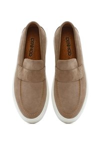 Beige suede instappers met een ronde neus, witte rubberen zool en subtiele stiksels op het bovenwerk en de zijkanten.