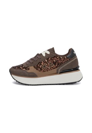 Baskets marron avec sequins, daim marron foncé et clair, lacets blancs et marron, semelle blanche épaisse avec une semelle noire.