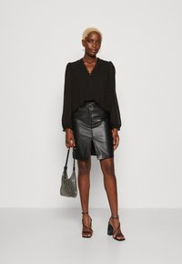 VILA VIDOBBA V NECK - Camicetta - black