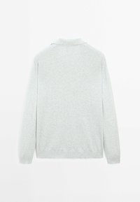 Szary długi rękaw wykonany z miękkiej tkaniny, z klasycznym kołnierzem i prążkowanymi mankietami, o gładkiej, jednolitej fakturze.