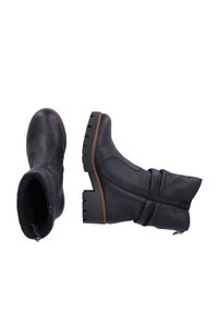 Botas de cuero negro hasta el tobillo con un acabado texturizado, puntera redondeada y tacón acampanado. Cuentan con un cierre lateral y un leve fruncido en la parte superior.
