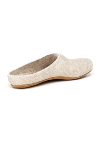 Pantofole in lana color beige con finitura liscia, design con schiena chiusa e suola piatta di un marrone chiaro. Costruzione semplice e senza cuciture.