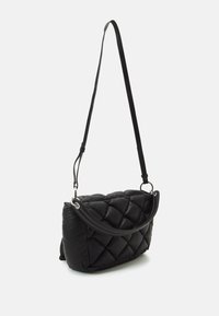 Svart, kviltad crossbody-väska med en slät yta, utrustad med en enkel axelrem och silverfärgade detaljer. Mjuk textur med en strukturerad form.