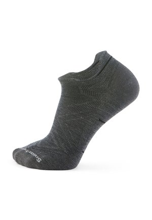 Calzino alla caviglia grigio scuro con suola imbottita e testo sottile vicino alla punta, mostrato su uno sfondo bianco semplice.