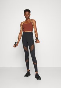 Athleta ELATION V-NECK CROP A-C - Sutiã desportivo de suporte ligeiro - ancient mahogany