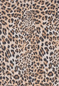 Tissu à motif léopard avec une texture douce, sur fond beige, parsemé de taches noires de tailles variées.