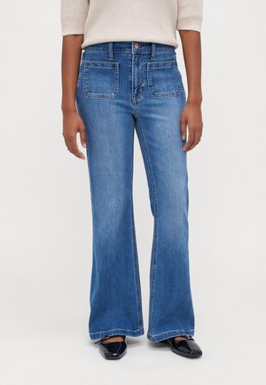 GAP Petite 70S FLARE HERON PATCH POCKET - Flared Jeans - medium indigo