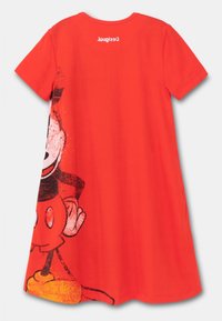 Czerwona sukienka t-shirt z dużą grafiką przedstawiającą postać z kreskówki, krótkimi rękawami, okrągłym dekoltem oraz luźnym, swobodnym krojem.