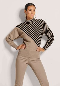 Strickpullover mit hohem Kragen und diagonalen schwarz-braunen Streifen; weiche Textur mit gerippten Bündchen und Saum; lockere Passform.