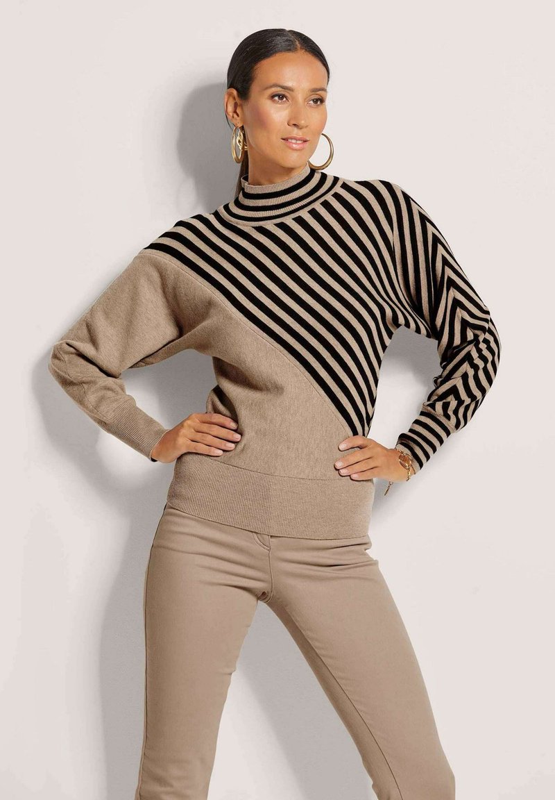 Strickpullover mit hohem Kragen und diagonalen schwarz-braunen Streifen; weiche Textur mit gerippten Bündchen und Saum; lockere Passform.