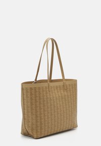 Borsa tote beige con un design strutturato, caratterizzata da un motivo geometrico in rilievo. Tessuto liscio con due manici lunghi.