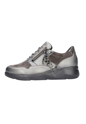 Leren sneakers met een zilver-grijze afwerking, donkergrijze suède accenten, een gestructureerd reptielpatroon en een zijrits voor gemakkelijk aan- en uittrekken.