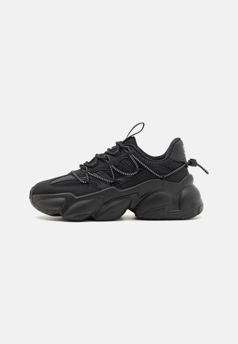 Scarpe da ginnastica nere con suola spessa, dotate di una tomaia in rete, lacci dettagliati e un tassello sul tallone per indossarle facilmente.