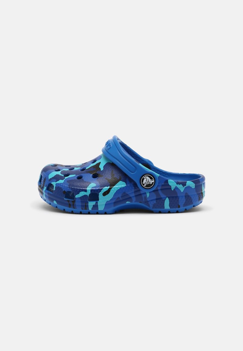 Sabot à motif camouflage bleu avec un design léger, une tige ventilée et une bride pour un ajustement sécurisé. Fabriqué en matériau durable et résistant à l'eau.