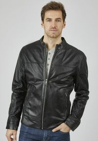 Schwarze Lederjacke mit einem Reißverschluss vorne, Stehkragen und Eingrifftaschen. Sie zeichnet sich durch eine glatte Textur und subtile Nähte aus.